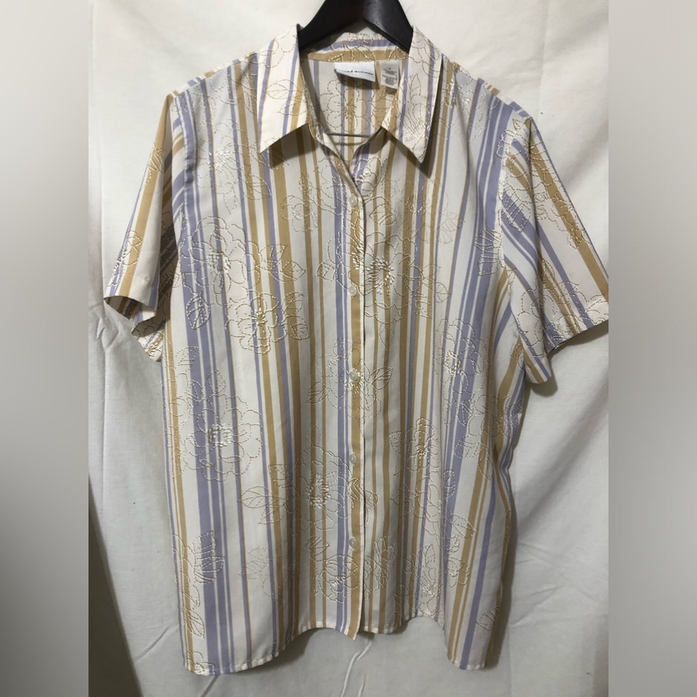 Women’s short sleeve button up blouse